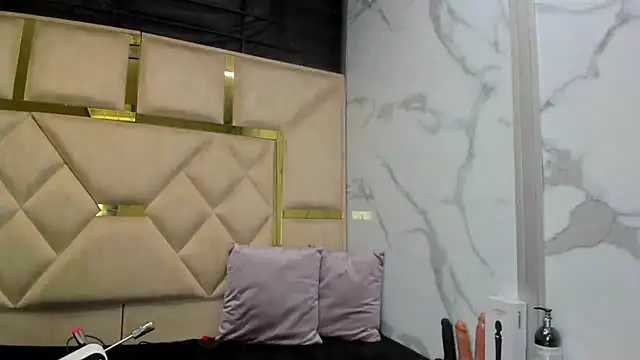 Snapshot of Allisonts69 chatting on March 17, 2:27 am Allisonts69 online show from March 17, 2:27 am