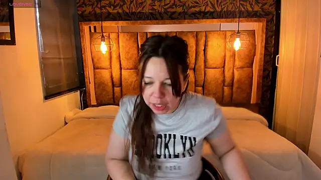 Snapshot of Isa_Thompson__ chatting on October 18, 12:06 pm Isa Thompson   online show from October 18, 12:06 pm