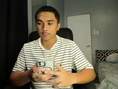 Snapshot of pinoyAdrianneXXX chatting on October 17, 11:35 am pinoyAdrianneXXX online show from October 17, 11:35 am