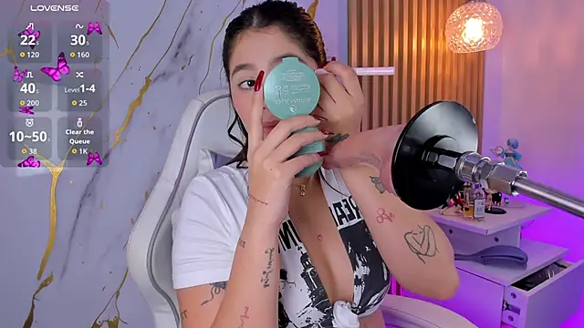 Snapshot of alissaowens_ chatting on December 23, 10:13 am alissaowens online show from December 23, 10:13 am