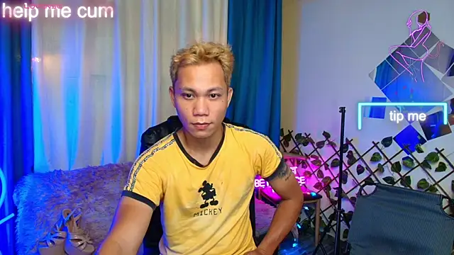 Snapshot of princenavheen chatting on May 4, 1:56 am princenavheen online show from May 4, 1:56 am
