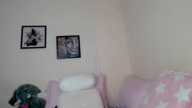 Snapshot of AmyRoux21 chatting on October 17, 12:47 am AmyRoux21 online show from October 17, 12:47 am