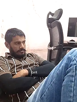 Snapshot of krishjaat43 chatting on February 6, 10:51 am krishjaat43 online show from February 6, 10:51 am