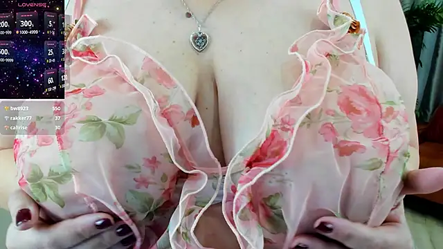 Snapshot of WifeyXRated chatting on March 5, 8:43 am WifeyXRated online show from March 5, 8:43 am
