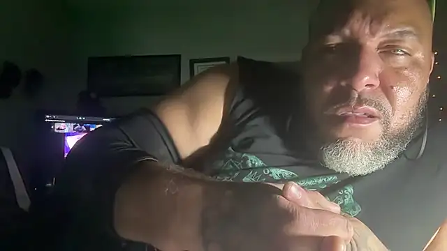 Snapshot of TheGreenEyedBear chatting on August 1, 5:29 am TheGreenEyedBear online show from August 1, 5:29 am