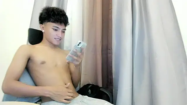 Snapshot of Asiancutiexx chatting on January 13, 10:42 am Asiancutiexx online show from January 13, 10:42 am