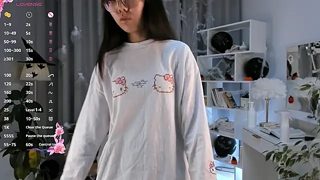 UdelaDodson online show from November 1, 2:24 am