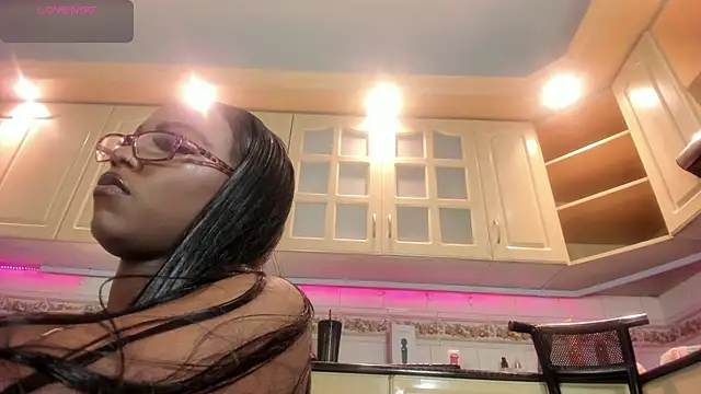 ReinaMiah online show from November 7, 3:39 am