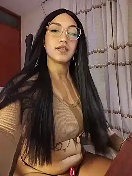 FallsForHerSmile online show from May 14, 5:36 am