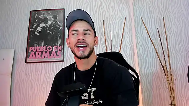 Snapshot of dylan_jacobx chatting on January 17, 4:06 am dylan jacobx online show from January 17, 4:06 am