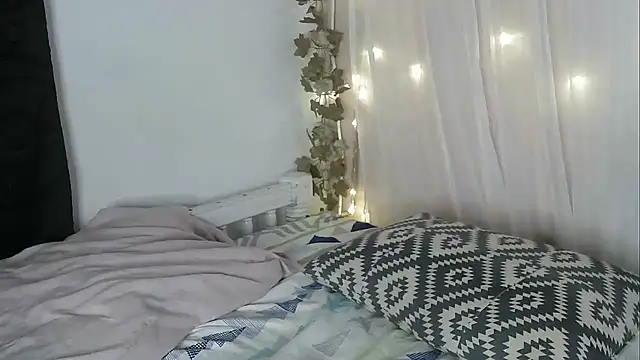 lishainparis18 online show from October 7, 8:22 am