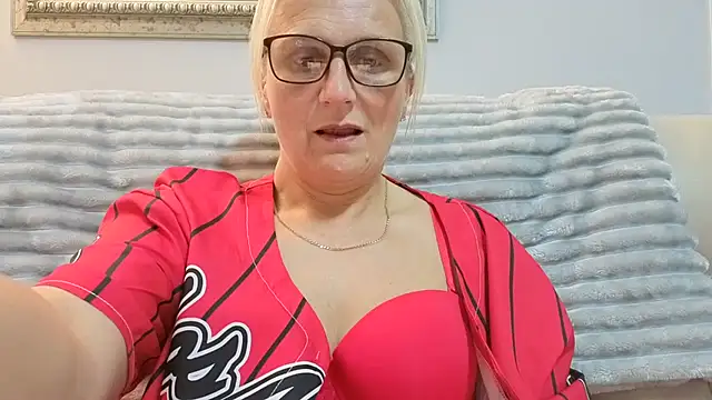 Snapshot of Velvet-Secrets chatting on October 8, 8:50 pm Velvet-Secrets online show from October 8, 8:50 pm