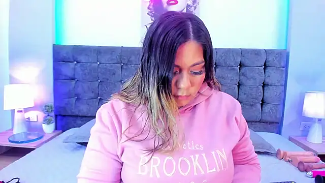 isabella horney  online show from December 17, 7:53 pm