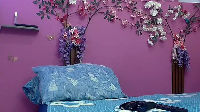 skinnybarbie022 online show from December 18, 12:38 am