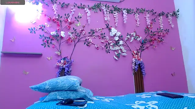Snapshot of skinnybarbie022 chatting on June 22, 1:29 am skinnybarbie022 online show from June 22, 1:29 am