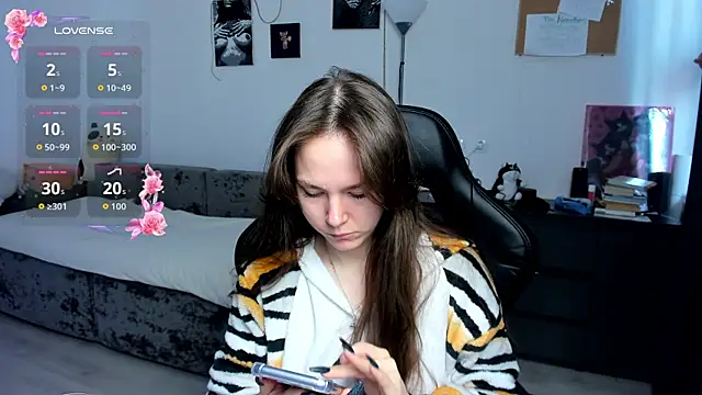 cute little ass online show from April 1, 6:14 am