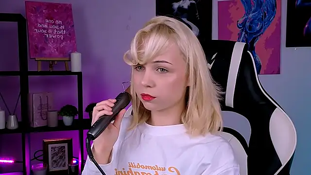 Charlotte Colinss online show from October 13, 3:06 am