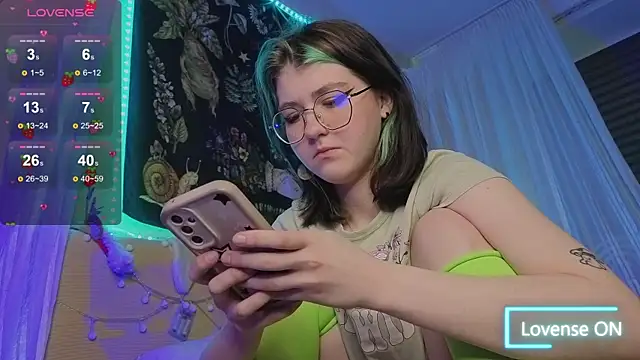 Snapshot of Miko_Meow chatting on April 25, 11:24 am Miko Meow online show from April 25, 11:24 am