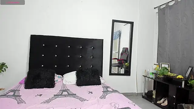 Snapshot of NicoleFletcher chatting on October 5, 12:25 pm NicoleFletcher online show from October 5, 12:25 pm