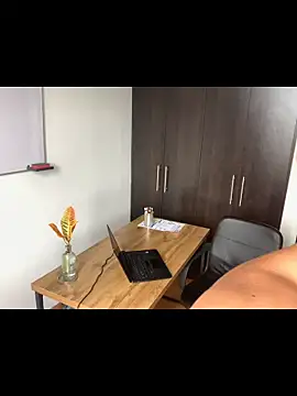 Snapshot of andyzuzka chatting on February 15, 3:09 pm andyzuzka online show from February 15, 3:09 pm