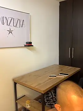 Snapshot of andyzuzka chatting on February 25, 3:32 pm andyzuzka online show from February 25, 3:32 pm