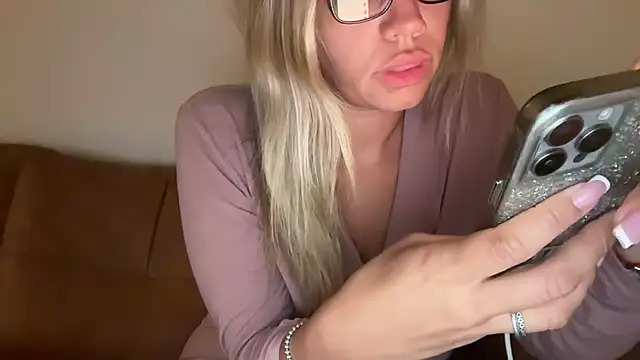 Snapshot of prettyykitty22 chatting on September 21, 8:38 am prettyykitty22 online show from September 21, 8:38 am