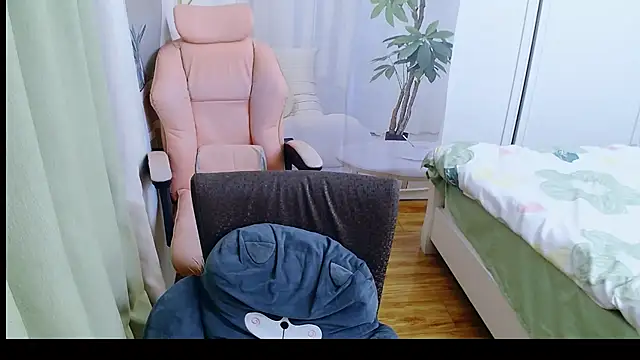 Snapshot of Winnie-01 chatting on April 14, 2:56 pm Winnie-01 online show from April 14, 2:56 pm