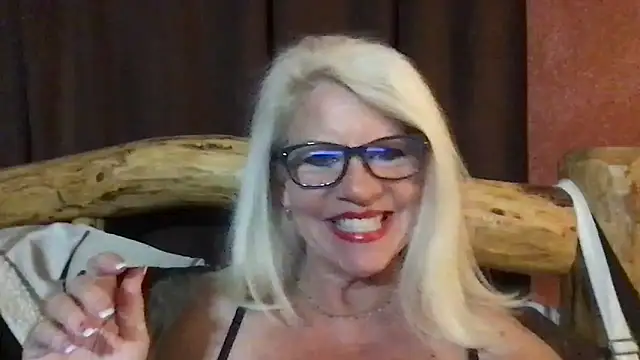 Snapshot of SubMissOlivia chatting on February 26, 1:48 am SubMissOlivia online show from February 26, 1:48 am