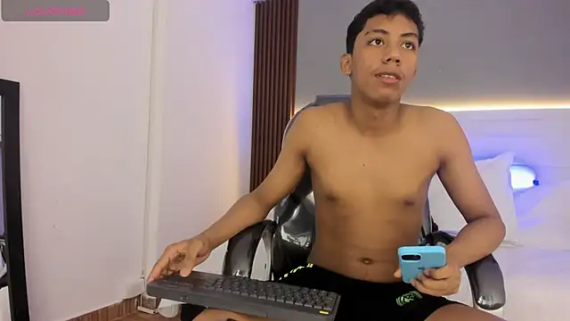 Snapshot of Brunette__boy chatting on February 13, 3:35 am Brunette boy online show from February 13, 3:35 am