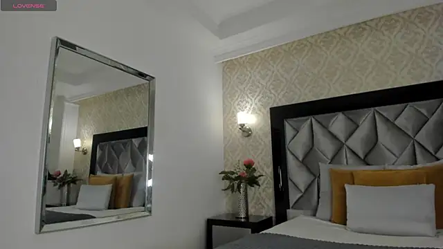 Layla Mackenzie online show from October 15, 11:27 pm