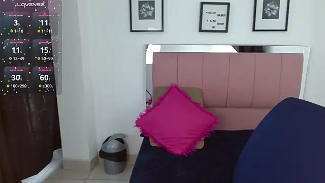 Snapshot of Lele_F_w chatting on October 4, 7:45 pm Lele F w online show from October 4, 7:45 pm