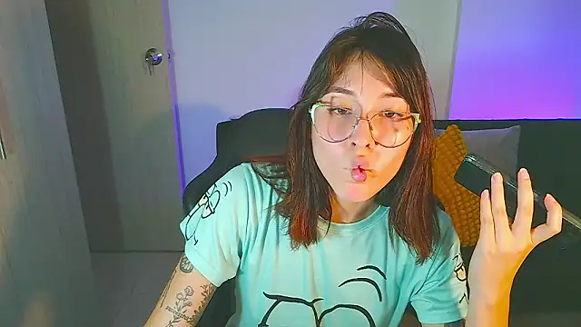 Snapshot of Yulienneg chatting on February 13, 1:45 am Yulienneg online show from February 13, 1:45 am