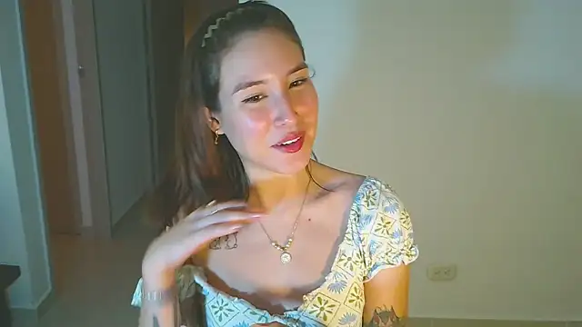 Snapshot of Yulienneg chatting on April 2, 1:25 am Yulienneg online show from April 2, 1:25 am