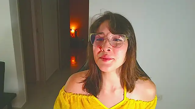 Snapshot of Yulienneg chatting on April 14, 12:49 am Yulienneg online show from April 14, 12:49 am