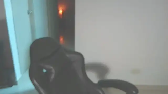 Snapshot of Yulienneg chatting on April 16, 2:34 am Yulienneg online show from April 16, 2:34 am