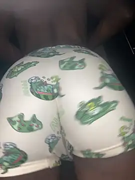 Snapshot of Eyebrows12 chatting on April 2, 10:07 pm Eyebrows12 online show from April 2, 10:07 pm