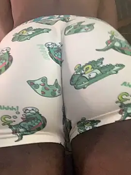 Snapshot of Eyebrows12 chatting on April 3, 10:08 pm Eyebrows12 online show from April 3, 10:08 pm