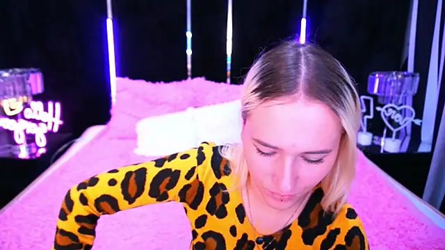 LilElfie online show from October 8, 7:06 am