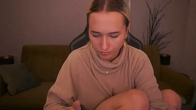 LilElfie online show from October 12, 1:43 pm