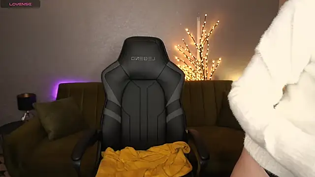 LilElfie online show from November 15, 1:51 pm