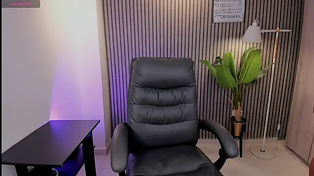 Snapshot of Missnaomi_ chatting on September 28, 5:57 am Missnaomi  online show from September 28, 5:57 am