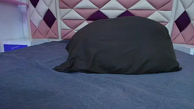 valecastro  online show from October 10, 7:13 pm