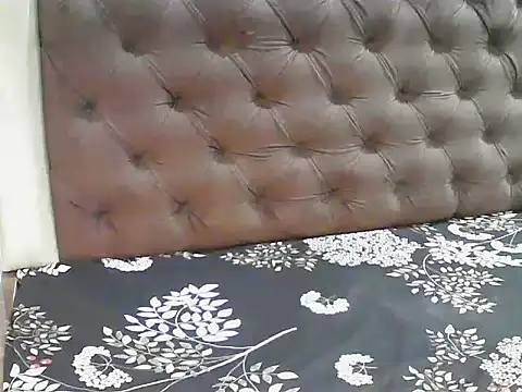 Snapshot of elize__ chatting on October 7, 2:53 am elize online show from October 7, 2:53 am