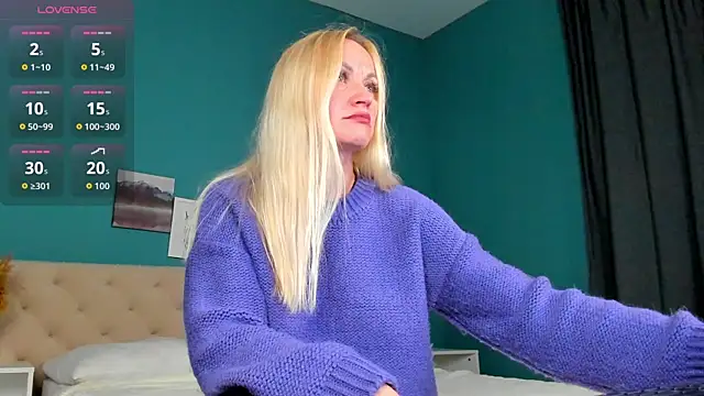 Snapshot of KiraSun chatting on October 12, 1:04 am KiraSun online show from October 12, 1:04 am