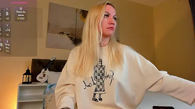 Snapshot of KiraSun chatting on October 16, 12:06 pm KiraSun online show from October 16, 12:06 pm