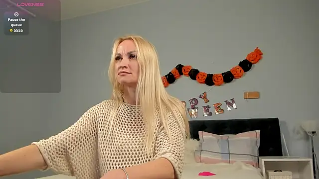 Snapshot of KiraSun chatting on October 30, 12:06 pm KiraSun online show from October 30, 12:06 pm