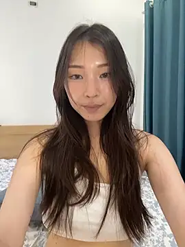 Snapshot of SkylerMoon chatting on April 6, 4:46 am SkylerMoon online show from April 6, 4:46 am