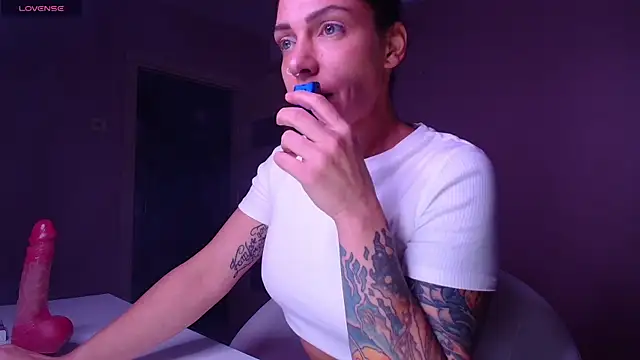 Snapshot of Simona_Moonshine chatting on September 24, 7:17 pm Simona Moonshine online show from September 24, 7:17 pm