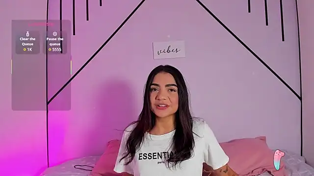 MiahCornell  online show from November 4, 7:02 pm