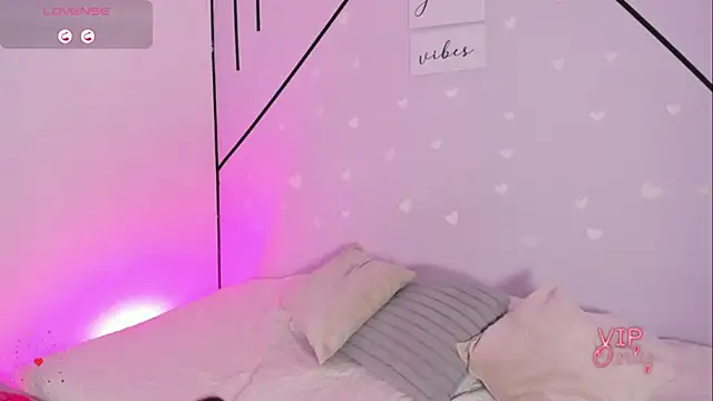 Snapshot of MiahCornell_ chatting on February 13, 10:39 pm MiahCornell online show from February 13, 10:39 pm